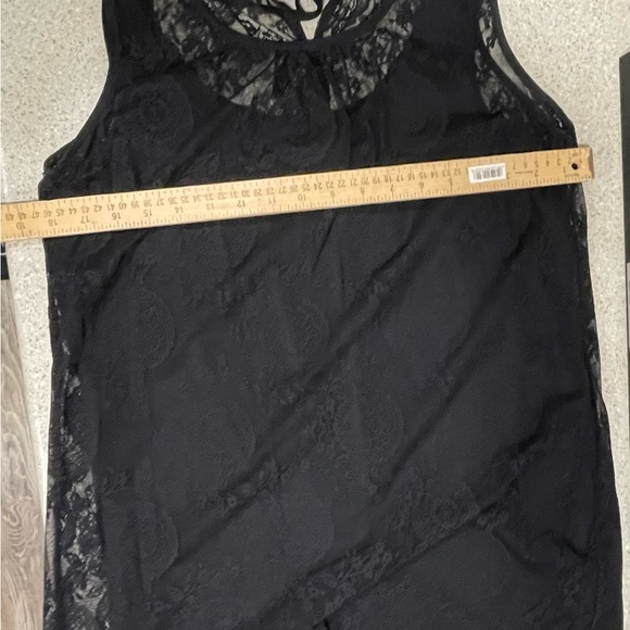⭐️ CAbi Style #942 Sleeveless Lace Blouse Tank with built in cami. - Picture 7 of 10